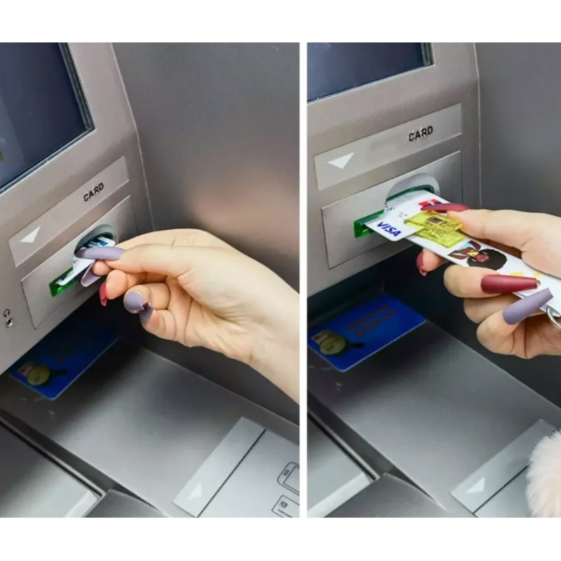 Schlüsselanhänger mit Card Grabber und Pom Pom Ball