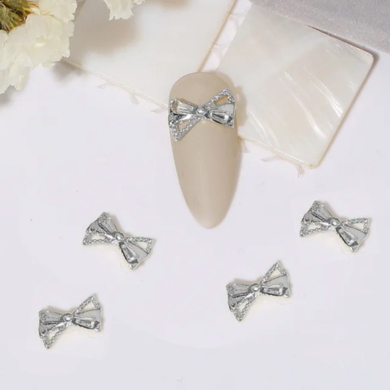 3D Strassschmuck mit silberner Schleife