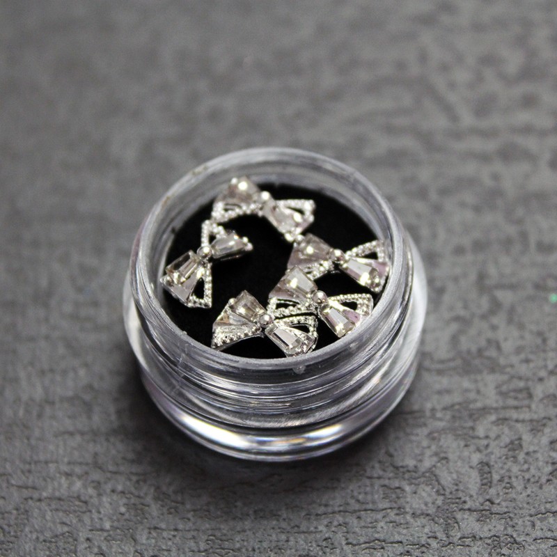 3D Strassschmuck mit silberner Schleife