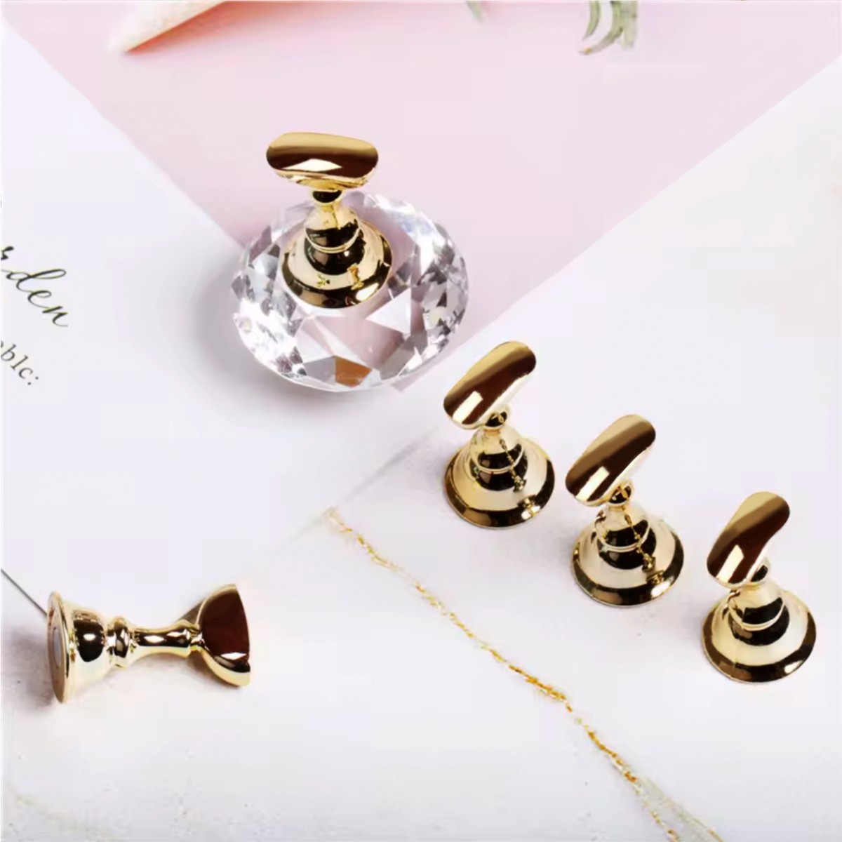 Support Magnétique Nail-Art en Cristal Transparent