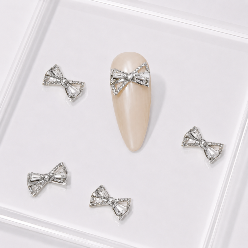 3D Strassschmuck mit silberner Schleife