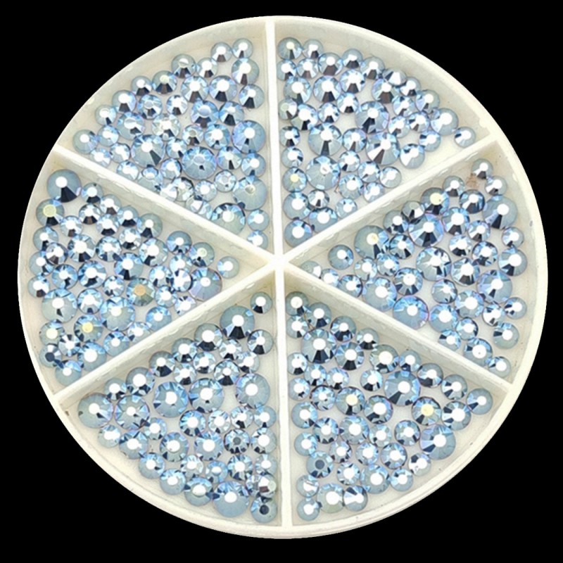 Diamants à facette bleu ciel de différentes tailles