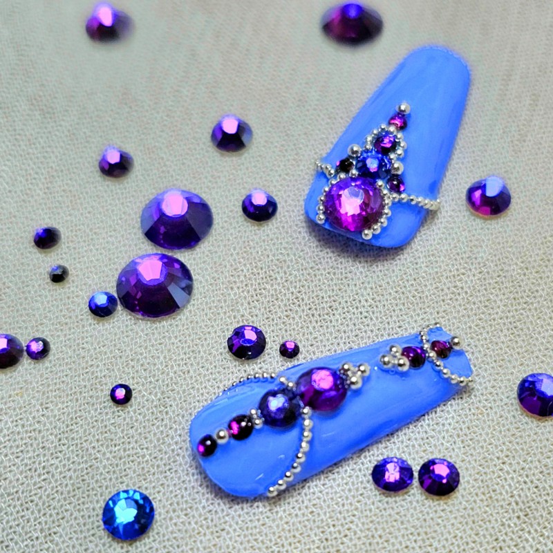 Diamants à facette violet de différentes tailles
